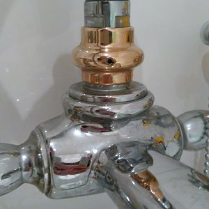 Diverter valve bath taps