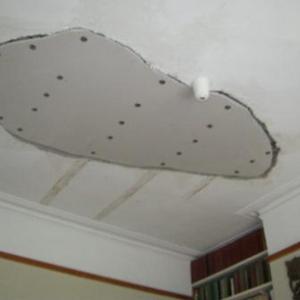 Plasterboard in postion with gap