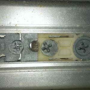 Sliding drawer front-of-drawer holding mechanism